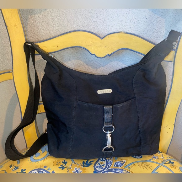 Baggallini Handbags - Baggallini‎ Black Shoulder Bag